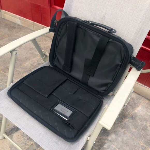 TARGUS Padded Laptop Bag with Adjustable Shoulder Strap Model CN01 OCN1 - Picture 3 of 5